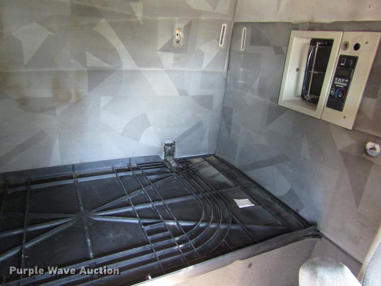 image for item DB4758 2005 Volvo VNL semi truck