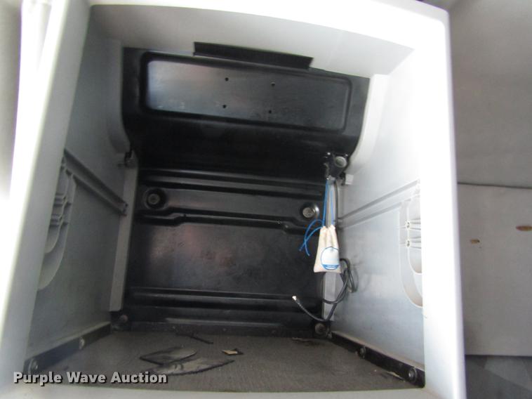 image for item DB4758 2005 Volvo VNL semi truck