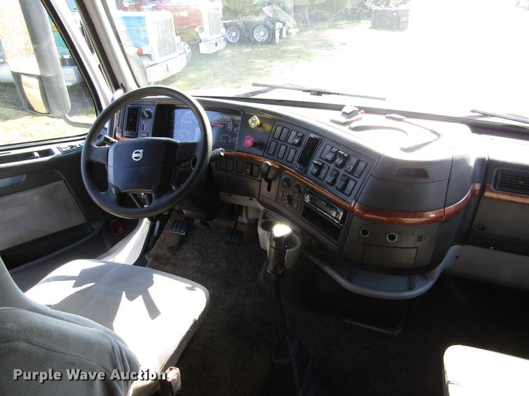 image for item DB4758 2005 Volvo VNL semi truck