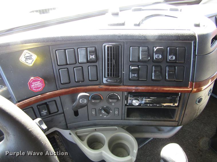 image for item DB4758 2005 Volvo VNL semi truck