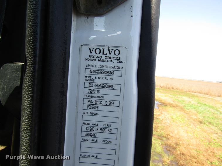 image for item DB4758 2005 Volvo VNL semi truck