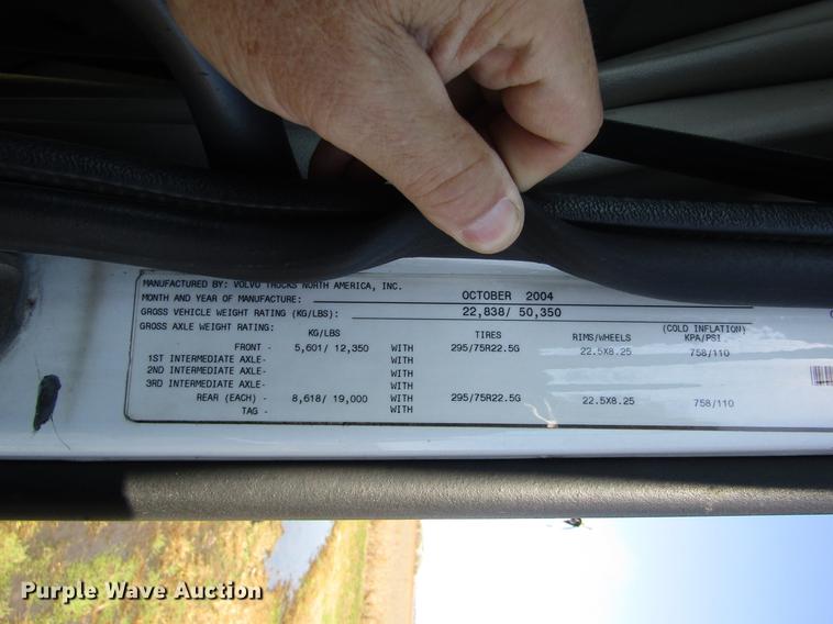 image for item DB4758 2005 Volvo VNL semi truck