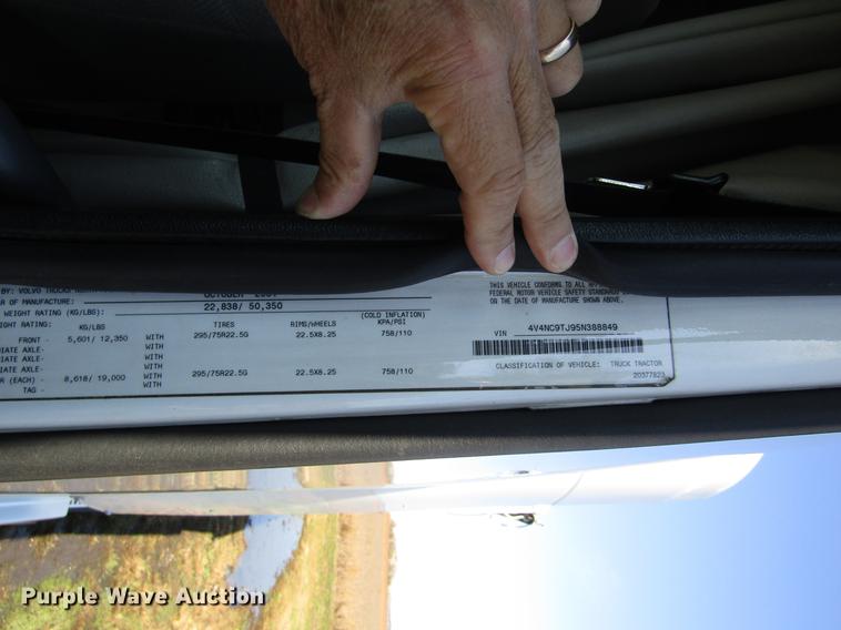 image for item DB4758 2005 Volvo VNL semi truck