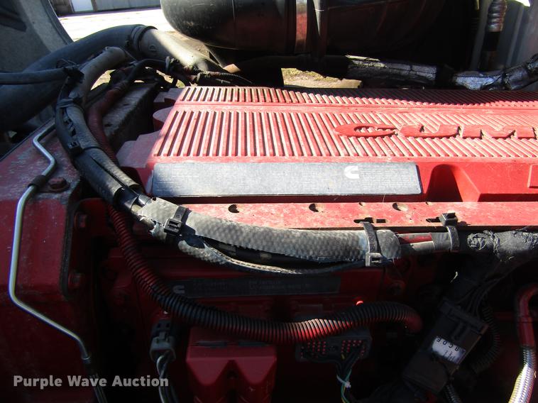 image for item DB4758 2005 Volvo VNL semi truck