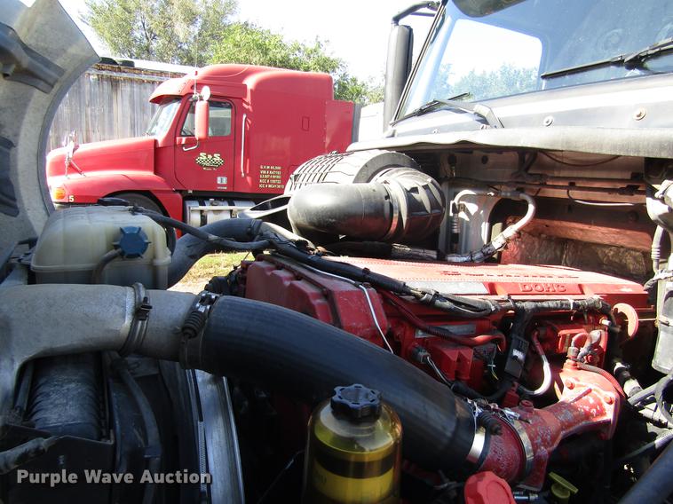 image for item DB4758 2005 Volvo VNL semi truck