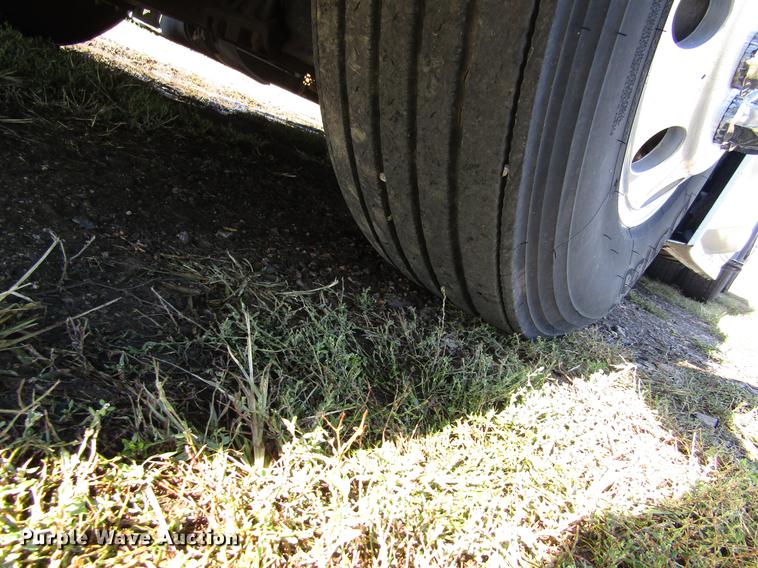 image for item DB4758 2005 Volvo VNL semi truck