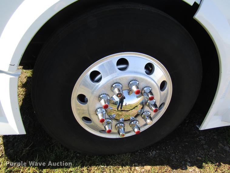 image for item DB4758 2005 Volvo VNL semi truck