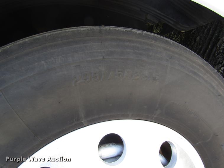 image for item DB4758 2005 Volvo VNL semi truck