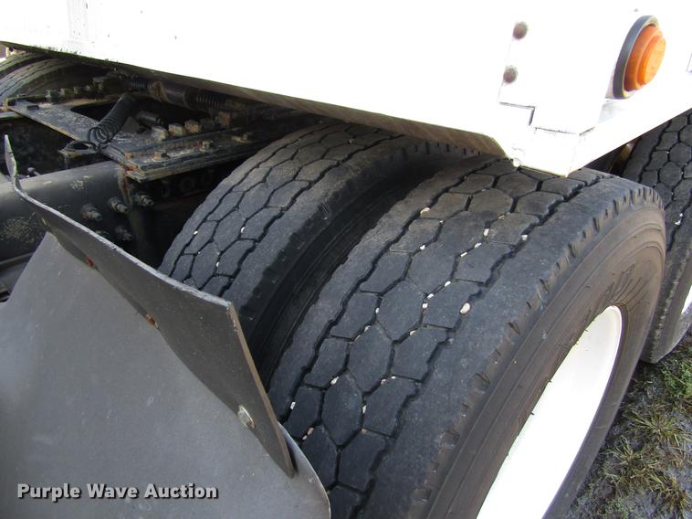 image for item DB4758 2005 Volvo VNL semi truck