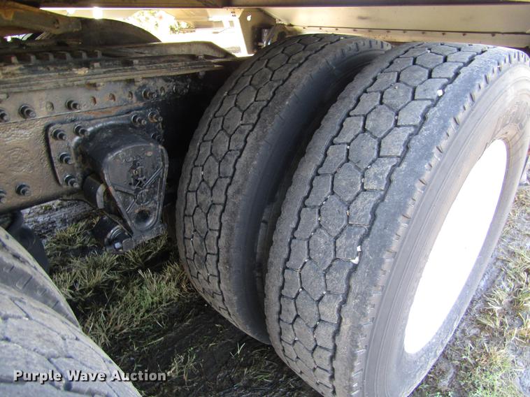 image for item DB4758 2005 Volvo VNL semi truck