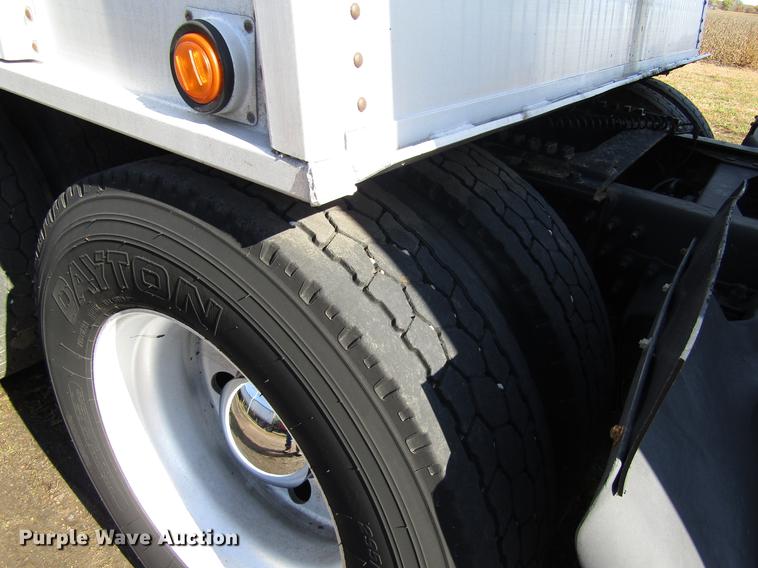 image for item DB4758 2005 Volvo VNL semi truck