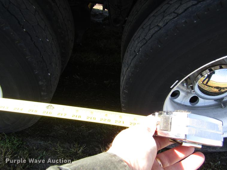 image for item DB4758 2005 Volvo VNL semi truck