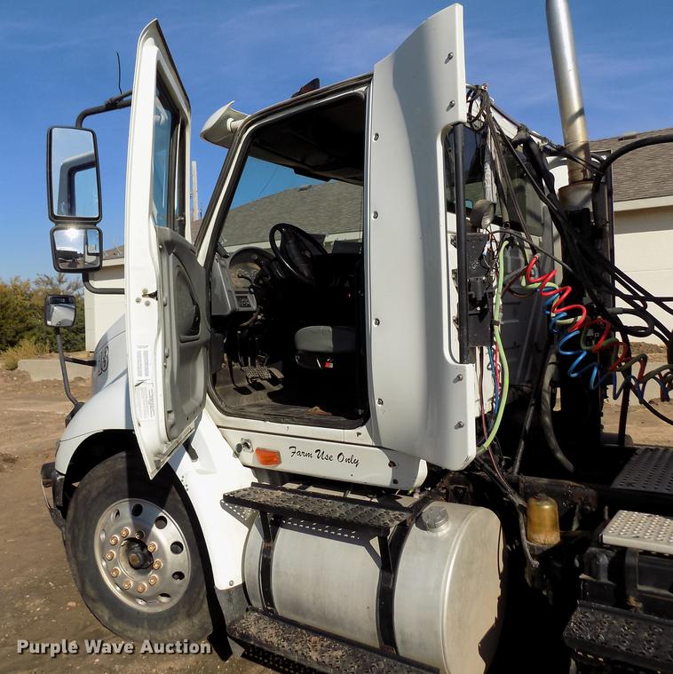 image for item DB9041 2007 International 8600 semi truck