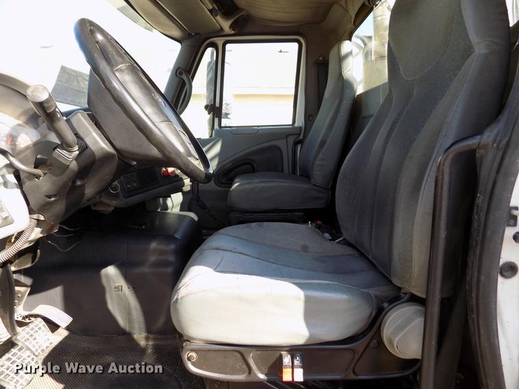 image for item DB9041 2007 International 8600 semi truck