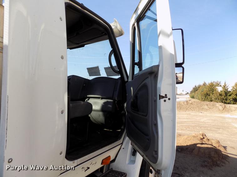 image for item DB9041 2007 International 8600 semi truck