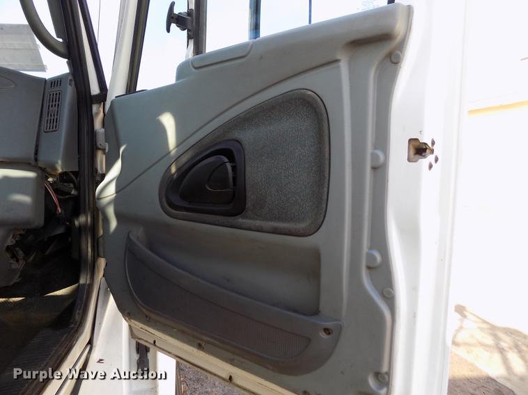 image for item DB9041 2007 International 8600 semi truck