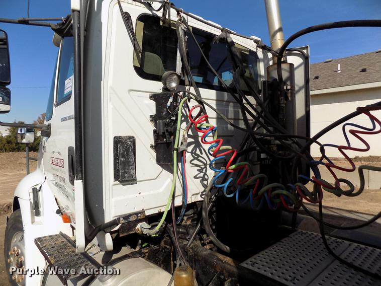 image for item DB9041 2007 International 8600 semi truck