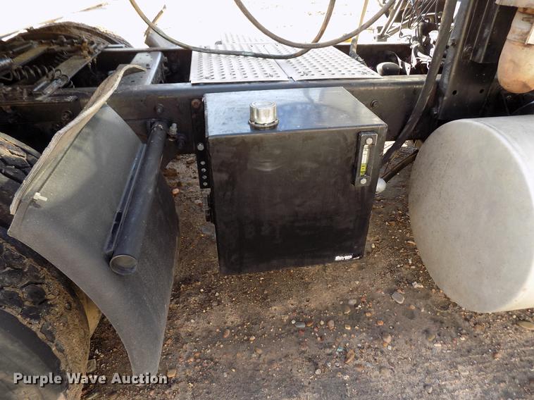 image for item DB9041 2007 International 8600 semi truck