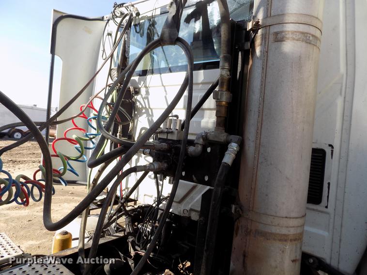 image for item DB9041 2007 International 8600 semi truck