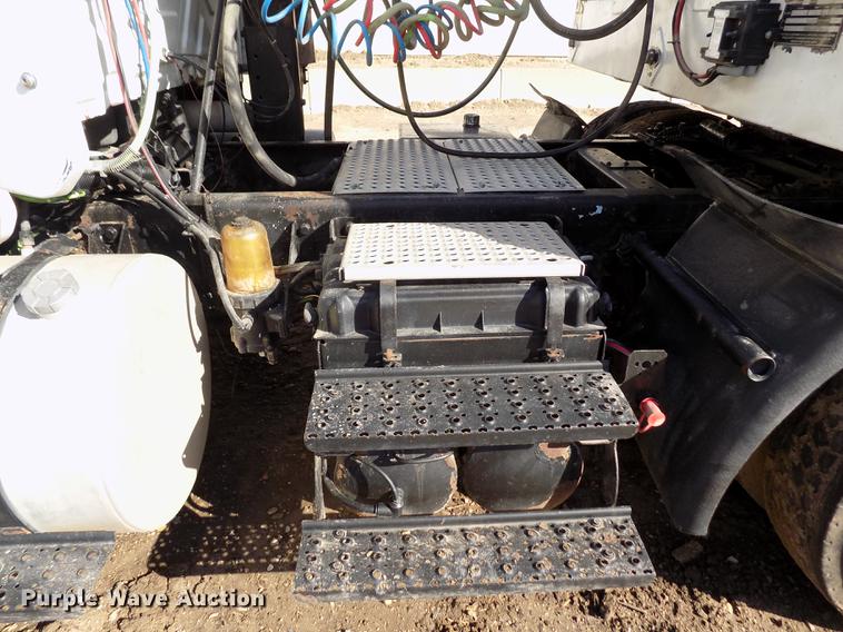 image for item DB9041 2007 International 8600 semi truck