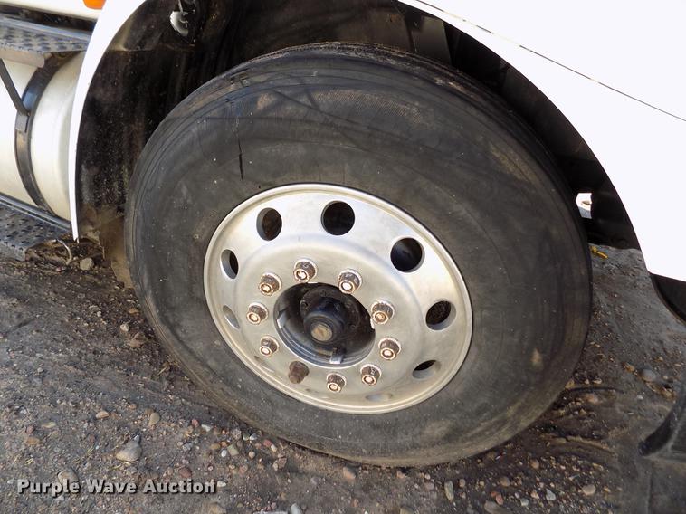 image for item DB9041 2007 International 8600 semi truck