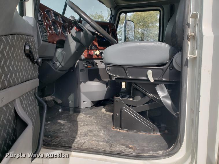 image for item DB9430 2008 Mack CXU semi truck