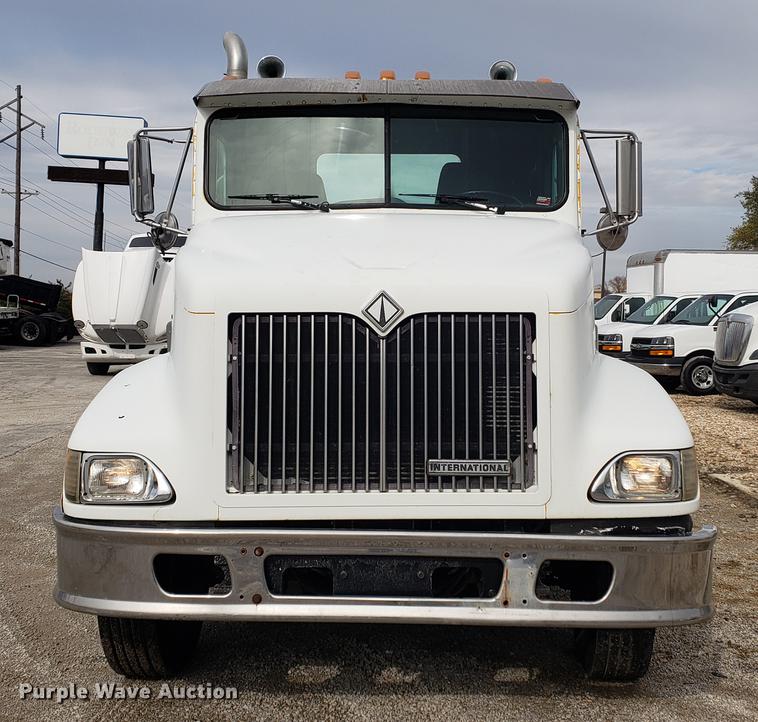 image for item DB9432 1999 International 9200 semi truck