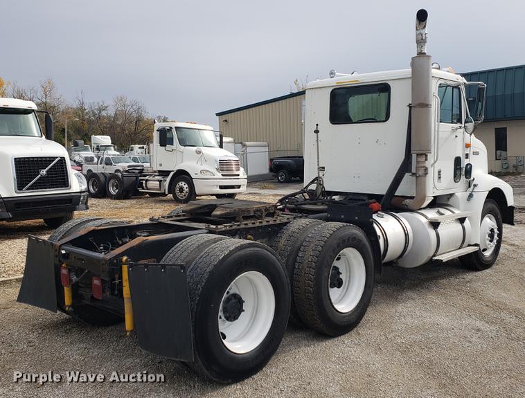 image for item DB9432 1999 International 9200 semi truck