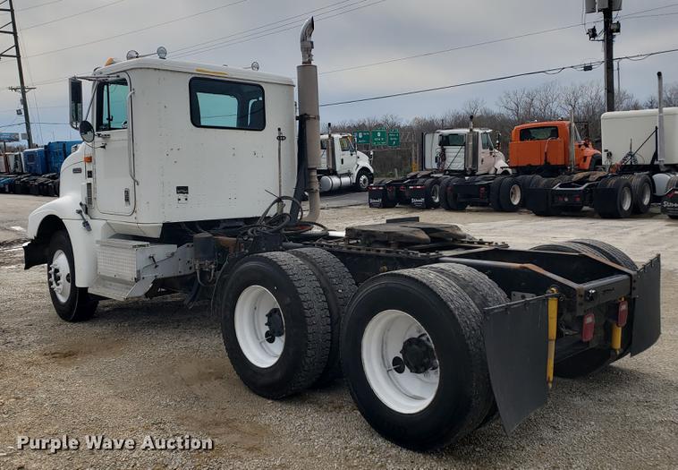 image for item DB9432 1999 International 9200 semi truck