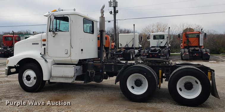 image for item DB9432 1999 International 9200 semi truck