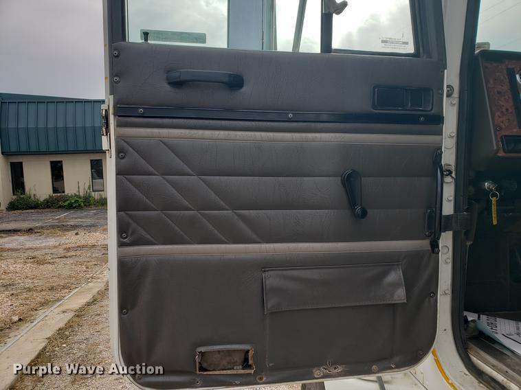 image for item DB9432 1999 International 9200 semi truck