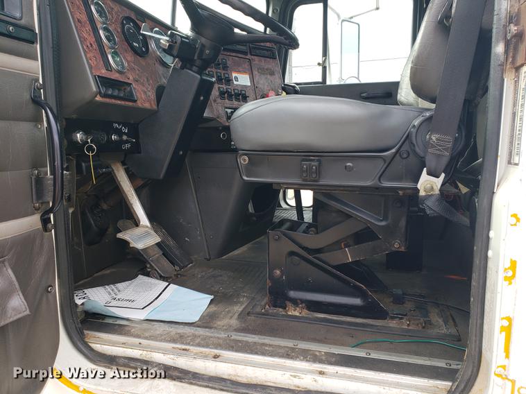 image for item DB9432 1999 International 9200 semi truck