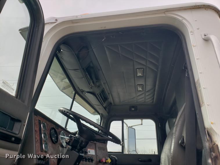 image for item DB9432 1999 International 9200 semi truck