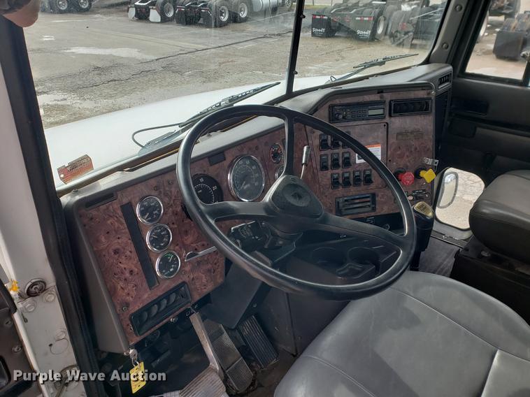 image for item DB9432 1999 International 9200 semi truck