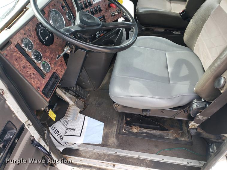 image for item DB9432 1999 International 9200 semi truck