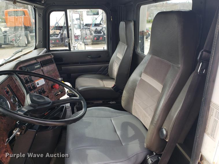 image for item DB9432 1999 International 9200 semi truck