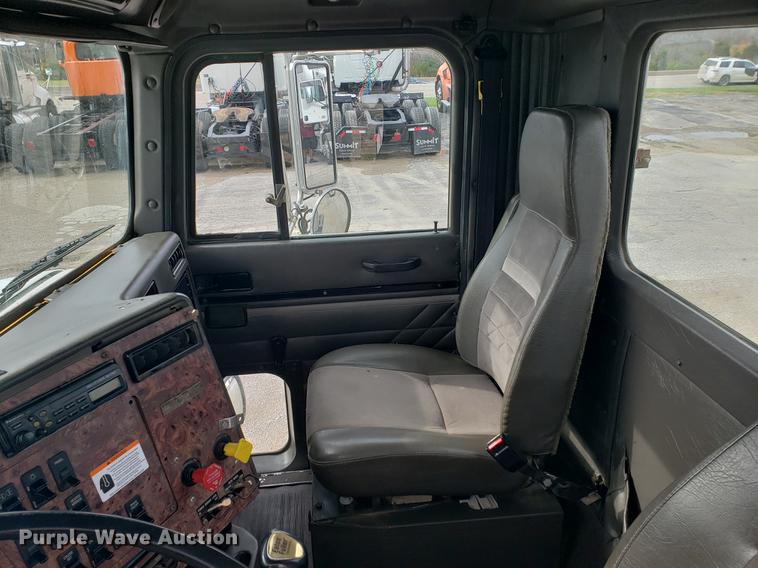 image for item DB9432 1999 International 9200 semi truck