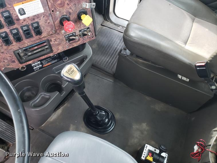 image for item DB9432 1999 International 9200 semi truck