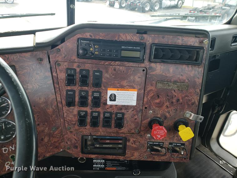 image for item DB9432 1999 International 9200 semi truck