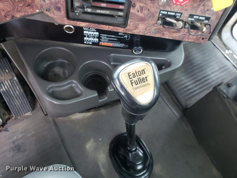 image for item DB9432 1999 International 9200 semi truck