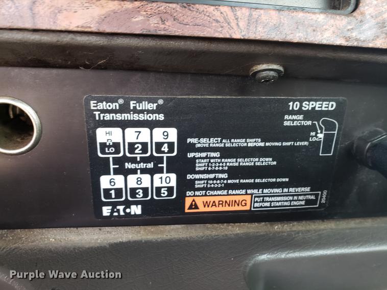 image for item DB9432 1999 International 9200 semi truck