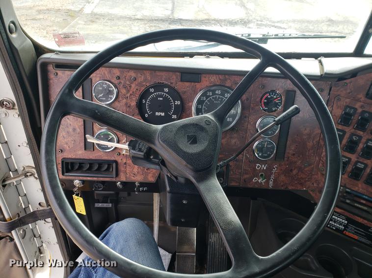 image for item DB9432 1999 International 9200 semi truck