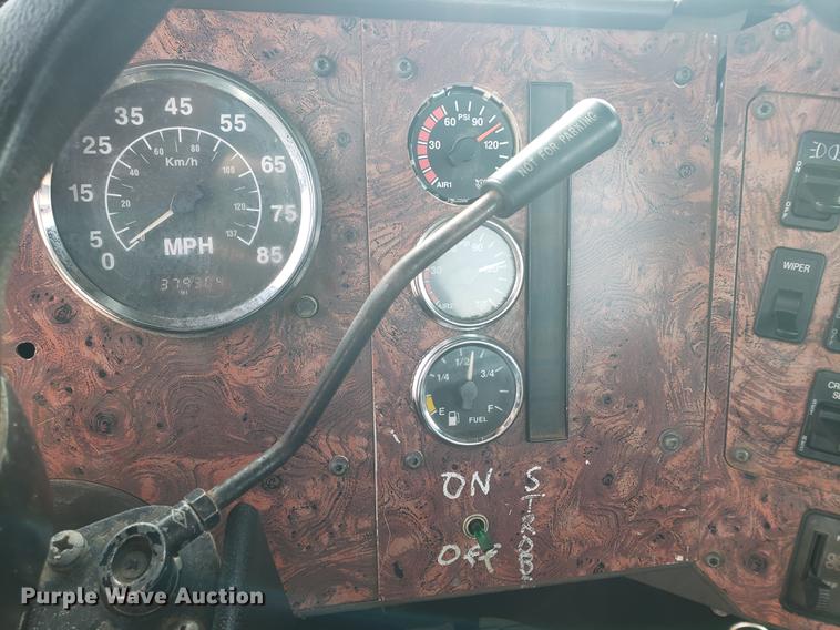 image for item DB9432 1999 International 9200 semi truck