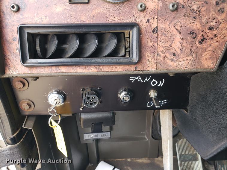 image for item DB9432 1999 International 9200 semi truck