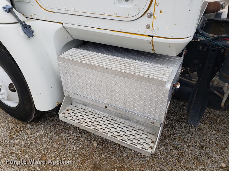 image for item DB9432 1999 International 9200 semi truck