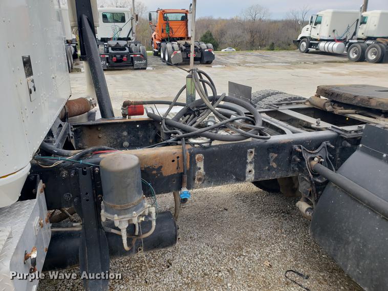 image for item DB9432 1999 International 9200 semi truck