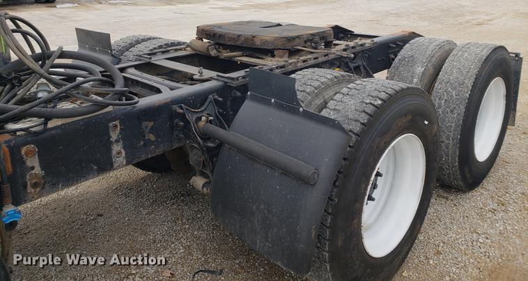 image for item DB9432 1999 International 9200 semi truck