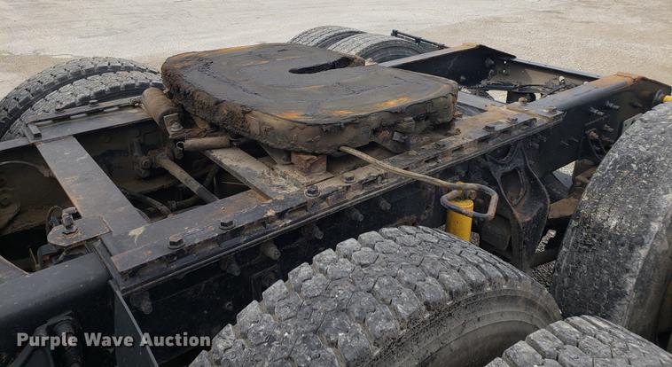 image for item DB9432 1999 International 9200 semi truck