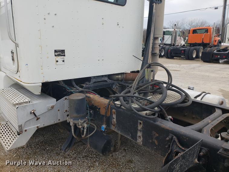 image for item DB9432 1999 International 9200 semi truck