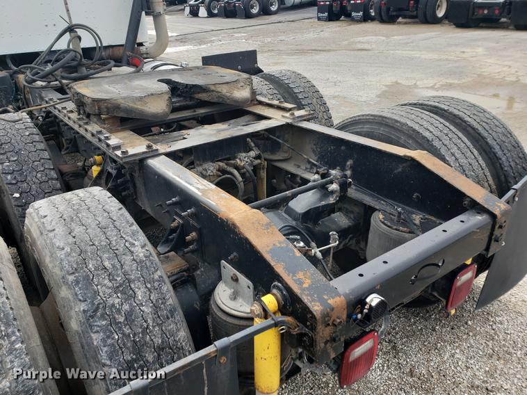 image for item DB9432 1999 International 9200 semi truck